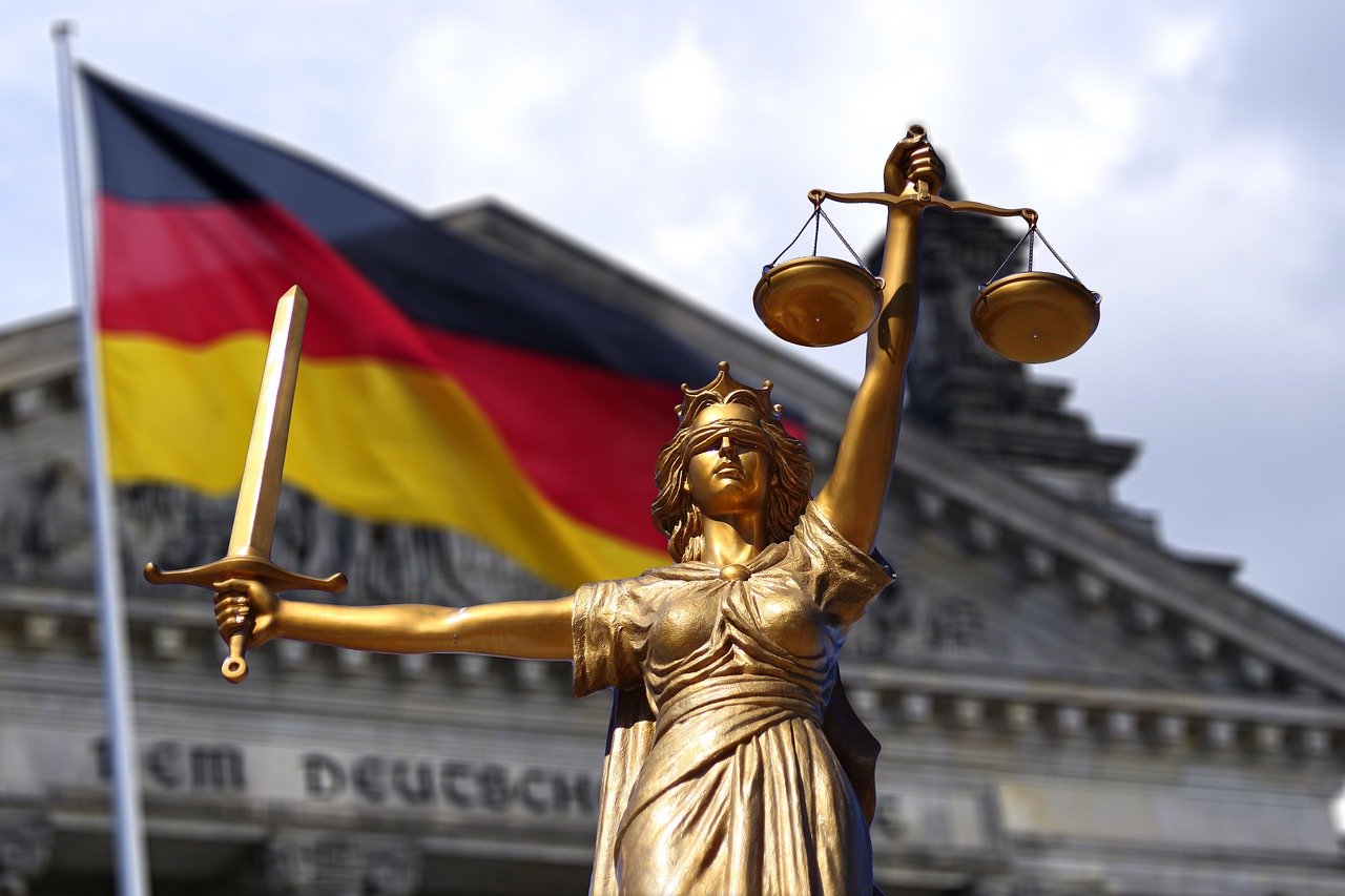 découvrez les enjeux et les perspectives de la régulation de l'intelligence artificielle (ia). explorez comment les lois et régulations émergentes visent à encadrer l'utilisation de l'ia pour assurer la sécurité, la transparence et l'éthique dans son développement et son déploiement.