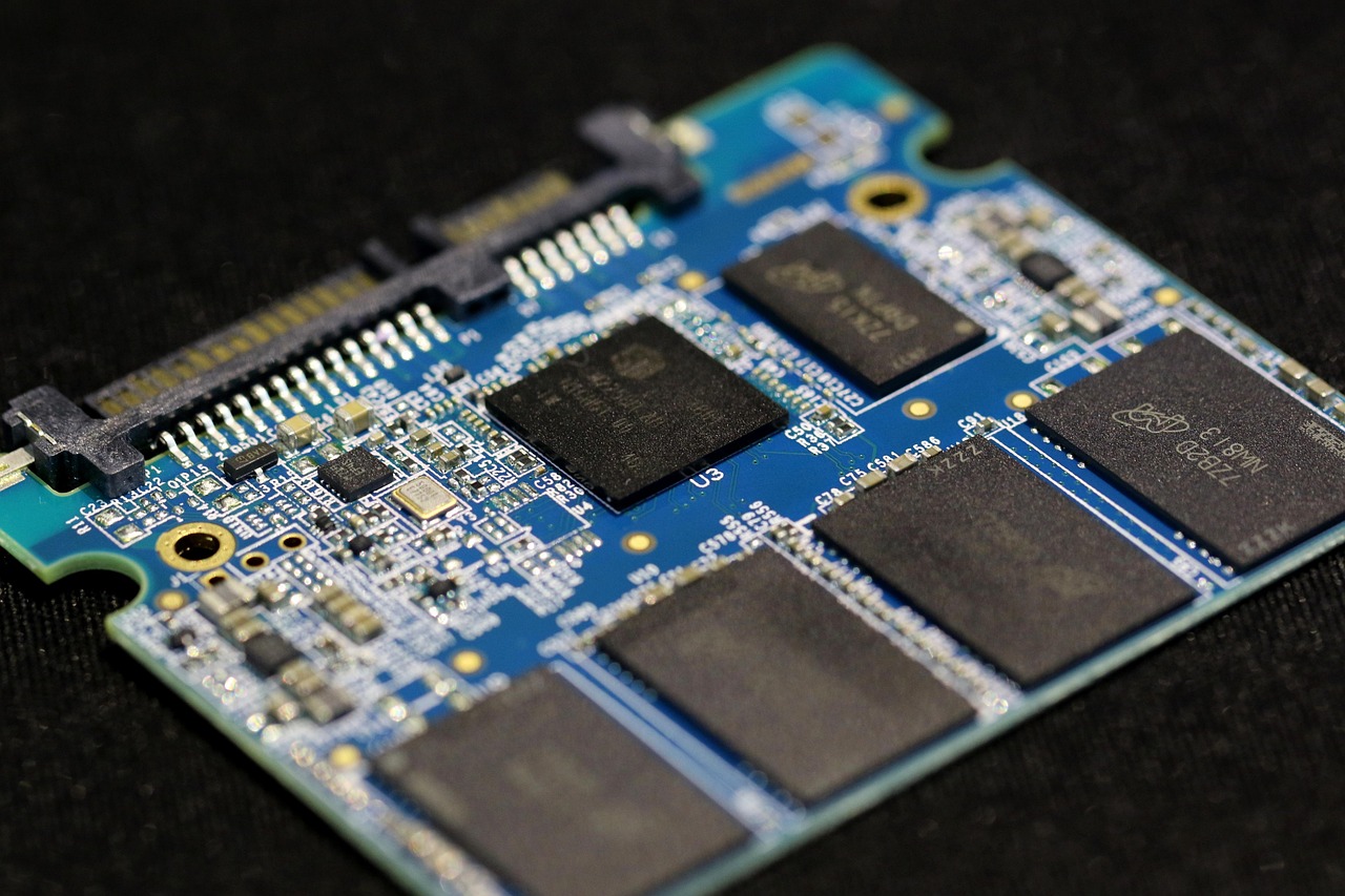 découvrez les avantages des ssd : des vitesses de lecture et d'écriture ultra-rapides pour booster les performances de votre ordinateur. optimisez votre expérience avec un stockage fiable et durable.